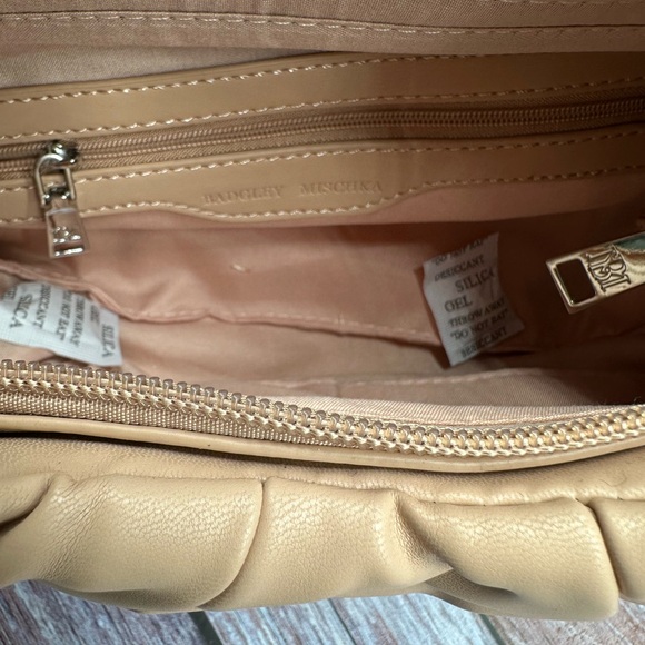 BADGLEY MISCHKA | Ruched Crescent Bag NWT - Picture 5 of 6